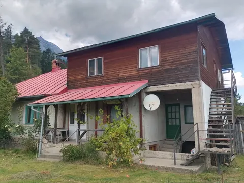 Casa și curtea