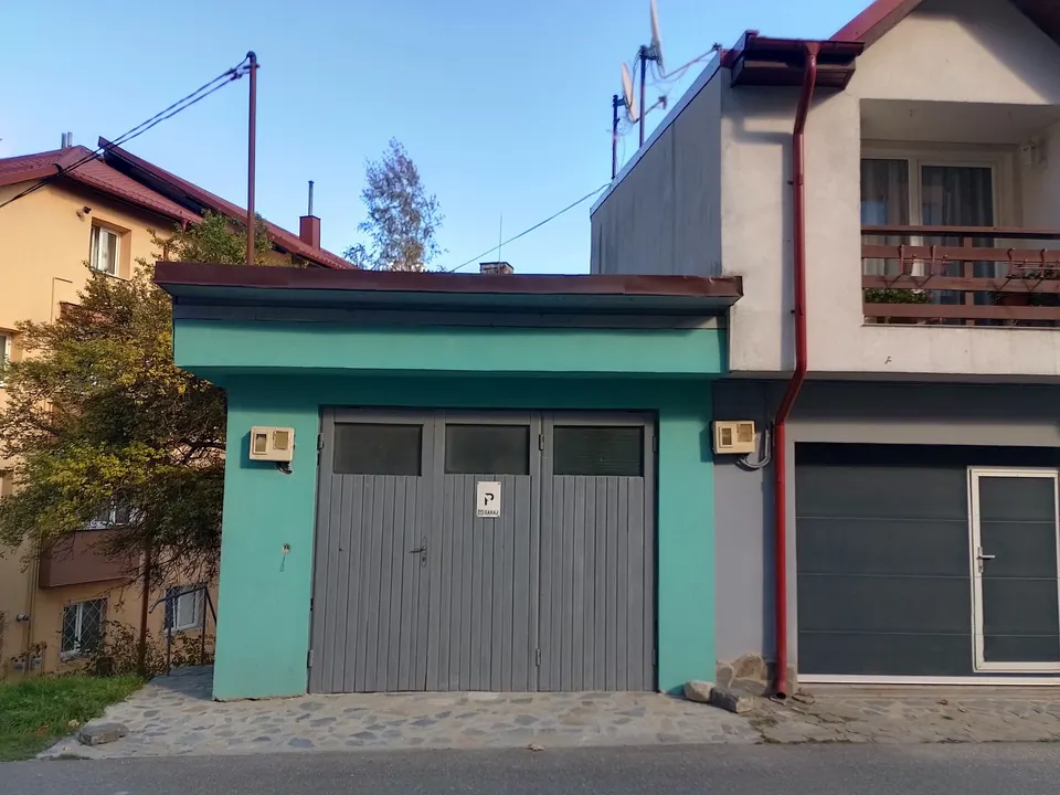 Accesul principal al garajului